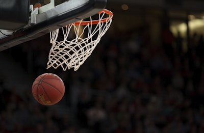 NBA球星勒布朗·詹姆斯在2026年赛季比赛中突破上篮精彩瞬间